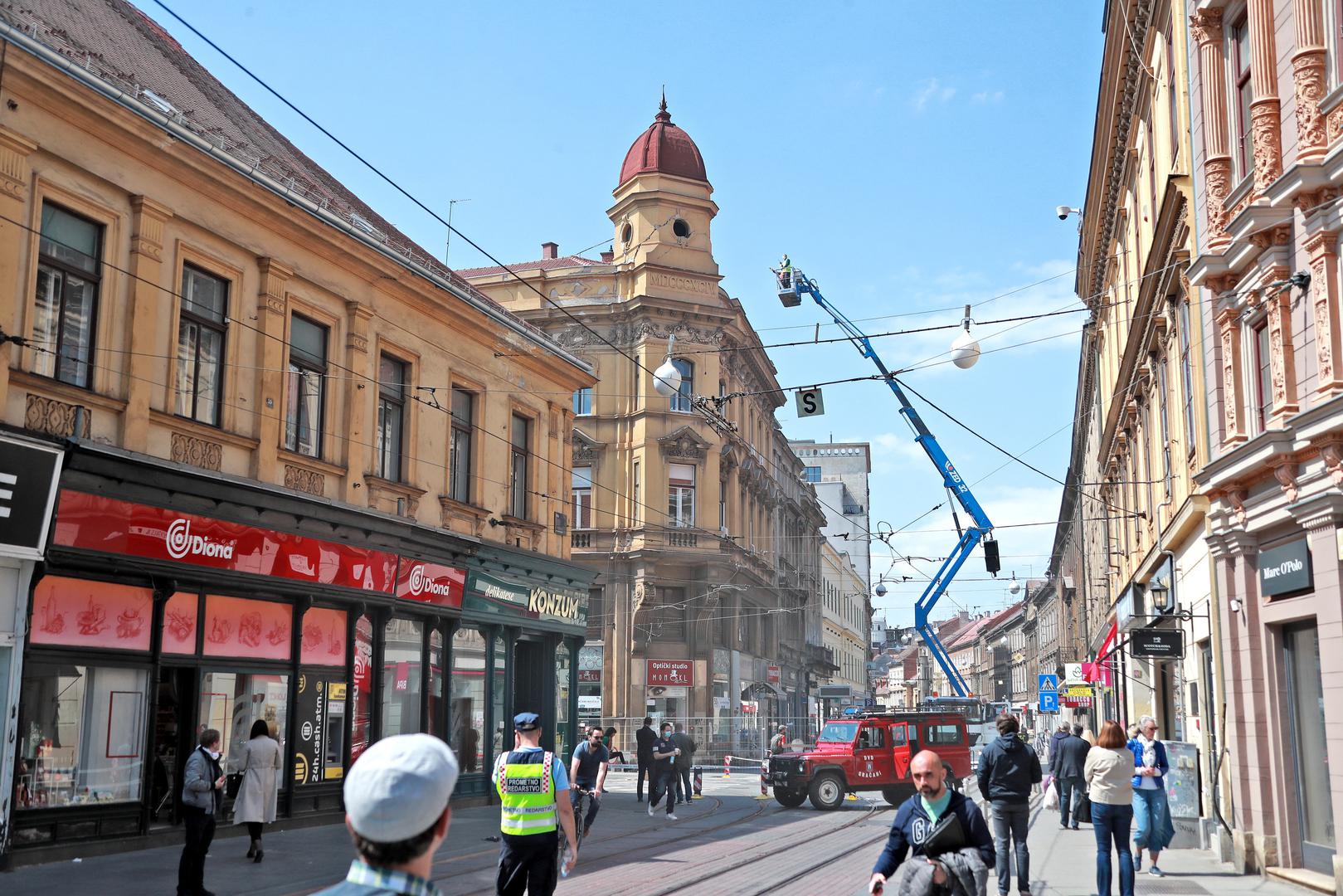 23.04.2020., Zagreb - Frankopanska 2. Kupola na zgradi na krizanju Frankopanske i Ilice radi novog potresa zadobila je jos veca ostecenja te prijeti urusavanjem. Mjerodavne sluzbe odmah su izasle na teren i procijenjuju situaciju. Photo: Sanjin Strukic/PIXSELL