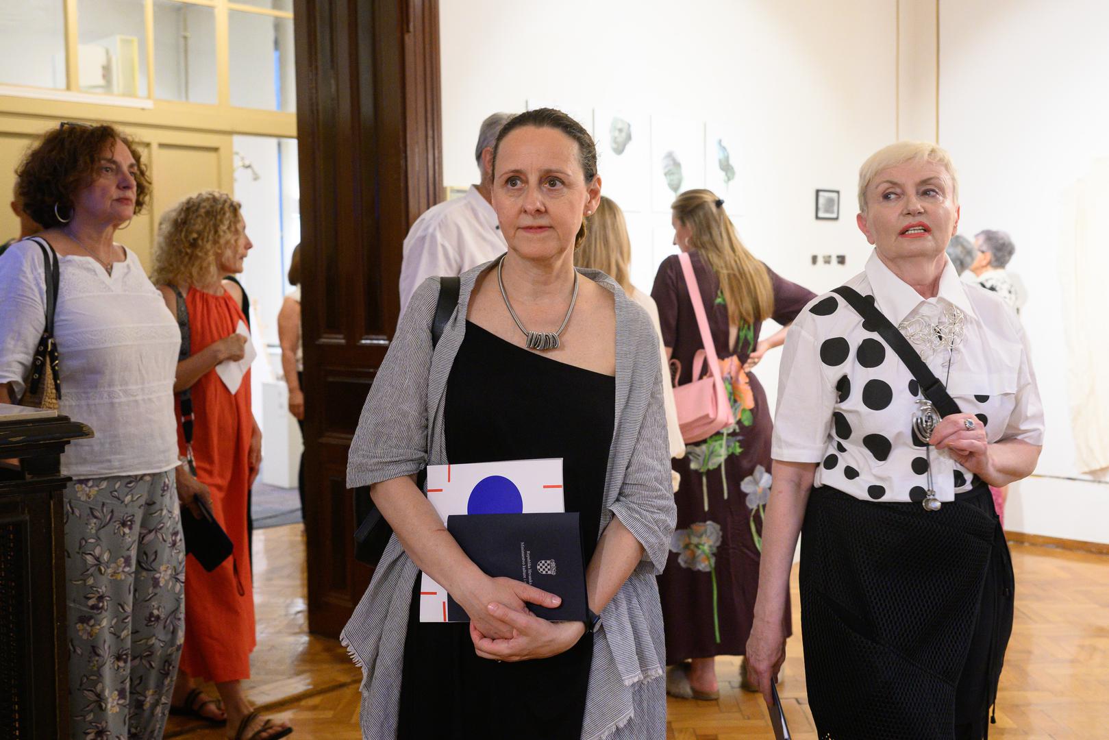 Ministrica kulture i medija Nina Obuljen Koržinek rekla je da je presretna što se Salon održava u prostoru koji su „osvojili” za kulturu u postpotresnoj situaciji i dodijelili ga NMMU koji ga i prije obnove „velikodušno i široko, shvaćajući umjetnost kao nešto što okuplja, dijeli sa svima.” Uz središnju izložbu u Oktogonu se može vidjeti i popratne izložbe „Izloženost / Exposure” dobitnika Velike nagrade 58. zagrebačkog salona Dinka Peračića i Mirande Veljačić, te „Igra kao slika” okuplja radove studenata i nastavnika Akademije likovnih umjetnosti u Zagrebu koji istražuju videoigre i interaktivne digitalne medije