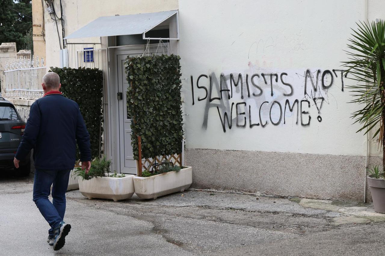Split: Grafiti u centru grada "Smrt migranti"