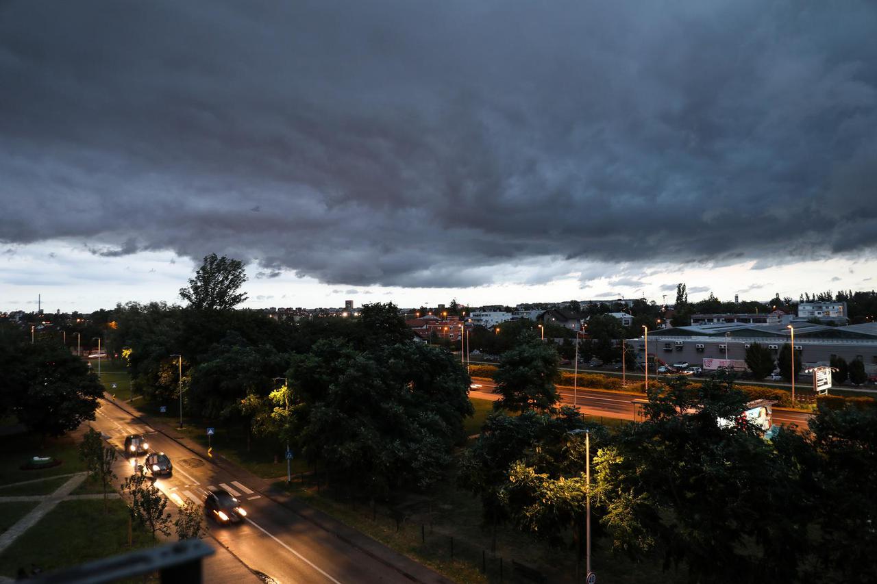 Olujni oblaci nad Zagrebom