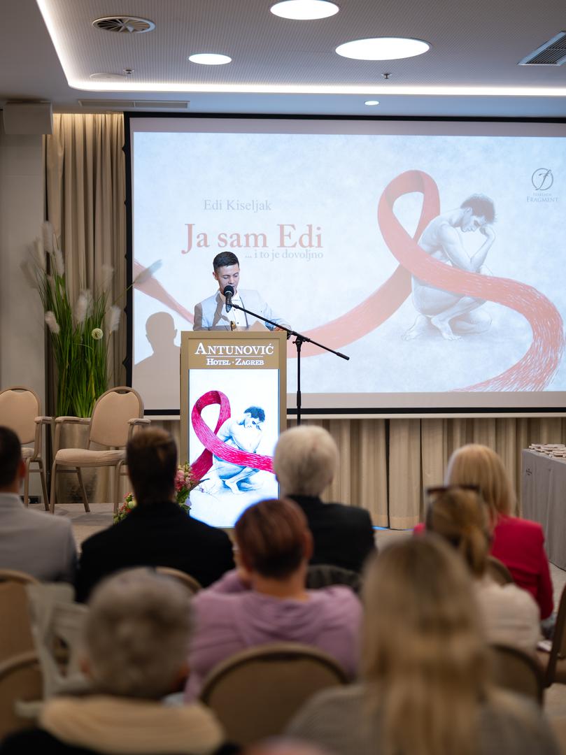 Dirljivo je bilo na kraju njegova obraćanja. “Ja sam Edi. Homoseksualac sam. Živim s HIV-om. Pišem. Volim. Osjećam. Borim se. Padam i ustajem kao i svi drugi ljudi. I to je dovoljno”, rekao je pred publikom koja ga je nagradila dugim pljeskom.