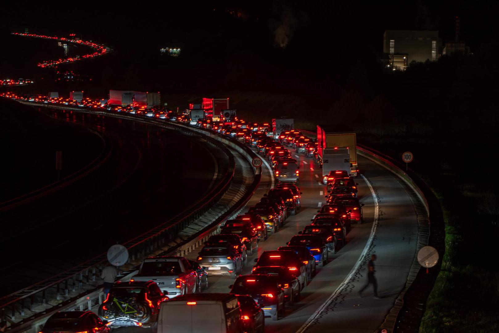 Dok se većina koloni smanjila prema večeri, brojna vozila i dalje su čekala na dijelu A1 Zagreb-Split-Ploče.