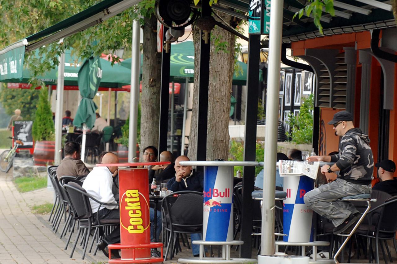 '05.10.2010., Sisak - Neke terase na setnici uz Kupu rade i dalje. Photo:Nikola Cutuk/PIXSELL'