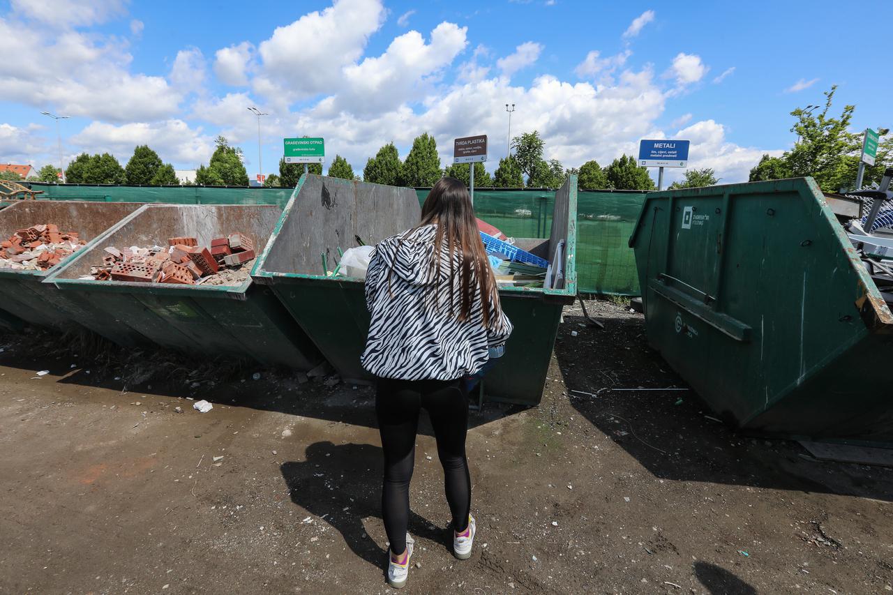 Zagreb: Dijeljenje vrećica za komunalni otpad u reciklažnom dvorištu na Jarunu