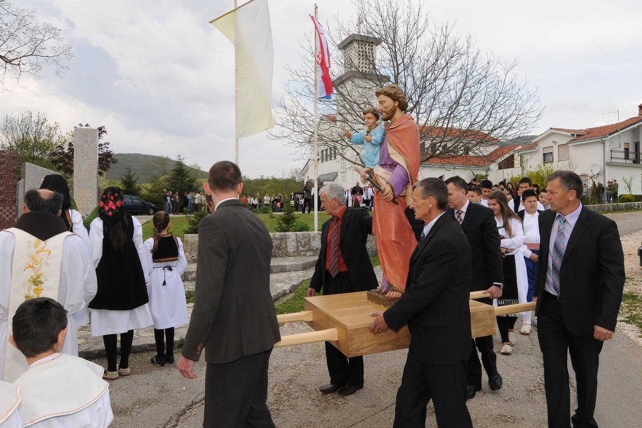 Izbi?no: Sve?ana procesija u župi sv. Josipa Radnika 