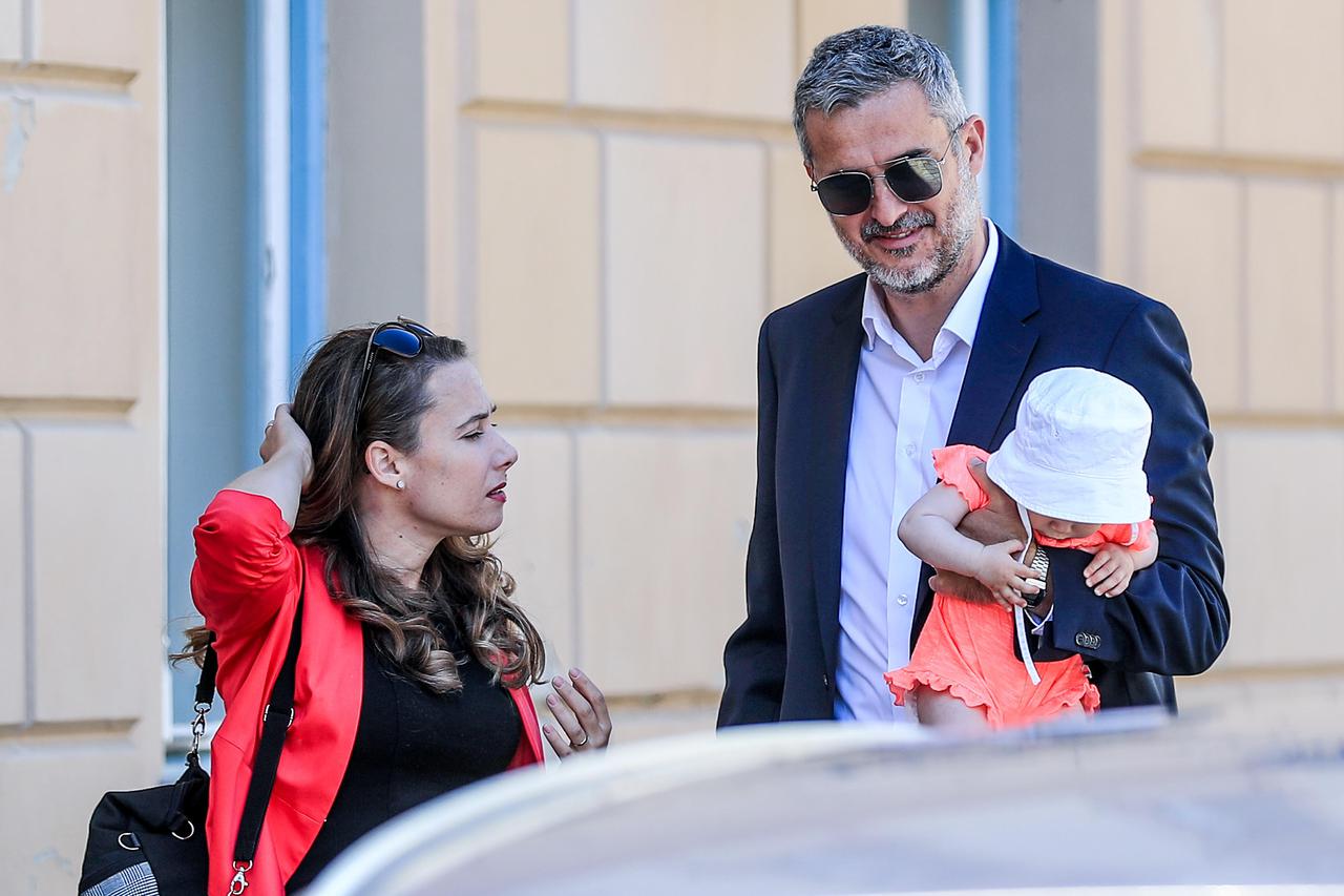 Nino Raspudić sa suprugom Marijom i kćerkom Danicom na Mostovoj konferenciji za medije