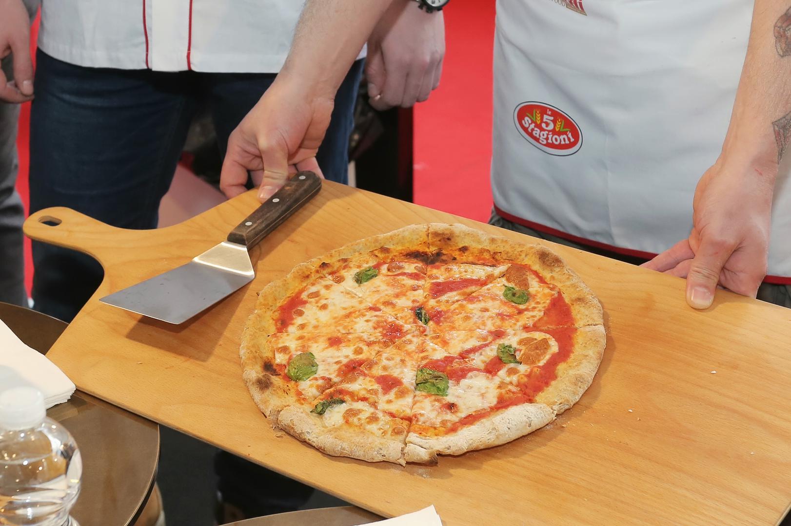 Nedovoljno vruća pećnica još je jedna od pogreški pri pečenju pizze. Za ostala jela morali biste paziti da pećnicu ne zagrijavate prejako, no to nije slučaj s pizzom. Pećnicu zagrijte na maksimalnu temperaturu i tek kada je zaista vruća, stavite pizzu i pecite je desetak minuta. 