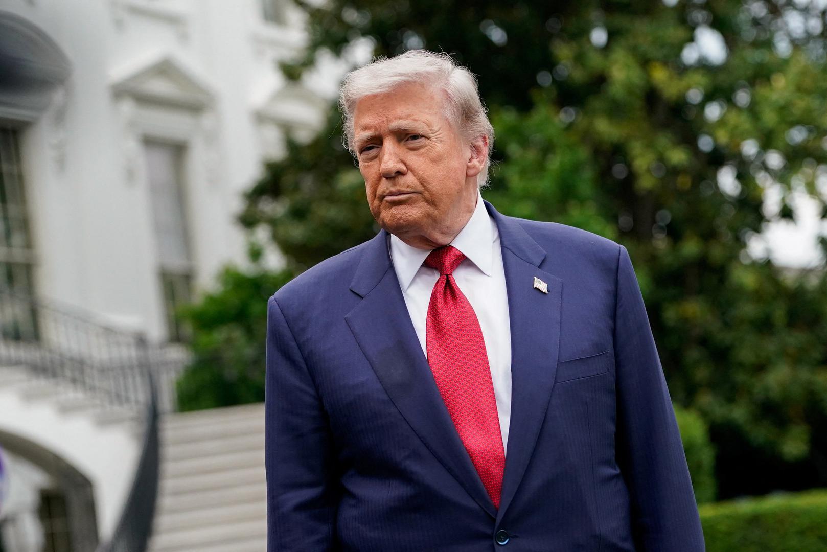 Iako nije prvi put da Trump dijeli digitalno obrađene fotografije, memeove i AI ilustracije koje veličaju njegov politički lik, ovakav “rafal” objava u tako kratkom vremenu dosad se rijetko viđao. Gotovo sve fotografije nosile su istu poruku, Trump je prikazan kao povijesna figura epskih razmjera, simbol američke moći i “najveći svih vremena”.