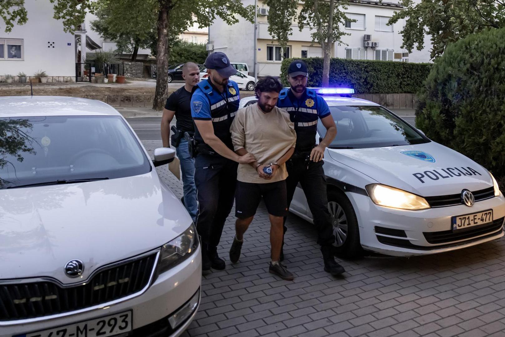 Tužiteljstvo BiH najavilo je da će za osumnjičenog zatražiti određivanje pritvora. Njegov identitet objavljen je na društvenim mrežama i u lokalnim medijima, no policija ga službeno nije potvrdila.