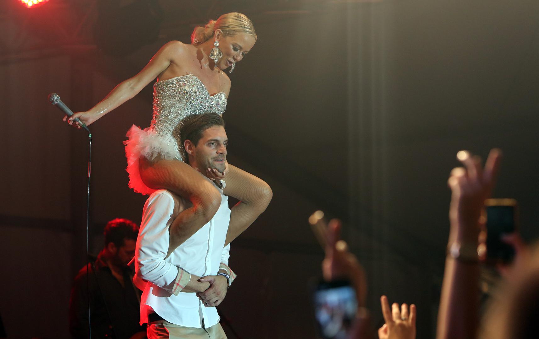 Šuškalo se tako da je bila u vezi s Markom Matićem koji joj je bio asistent, ali te informacije je negirala iako su često na društvenim mrežama objavljivali zajedničke fotografije. 