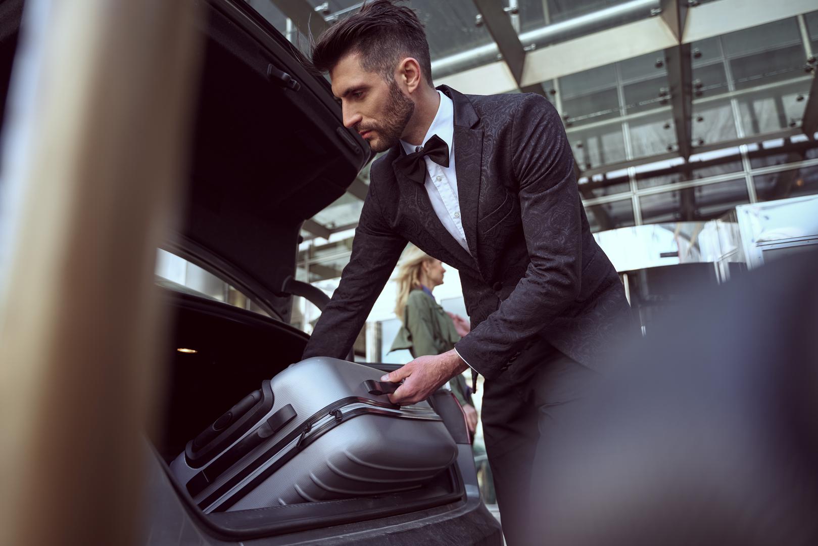 Kavalir na putovanju: Što je to toliko privlačno u prizoru muškarca koji bez napora podiže njen kofer u pretinac iznad sjedala u avionu? Odgovor je jednostavan. To su mišići, plus uslužnost, plus onaj 'sve je pod kontrolom' osmijeh. Mnoge su se žene zaljubile i prije polijetanja.