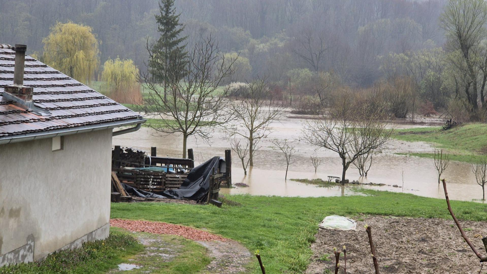 Zamjenik župana Marijo Klement izjavio je kako su sve raspoložive snage na terenu, no nekoliko naselja je odsječeno, a kuće ugrožene vodom. "Kiša nastavlja padati, nadamo se da neće biti potrebe za evakuacijom", kazao je.
