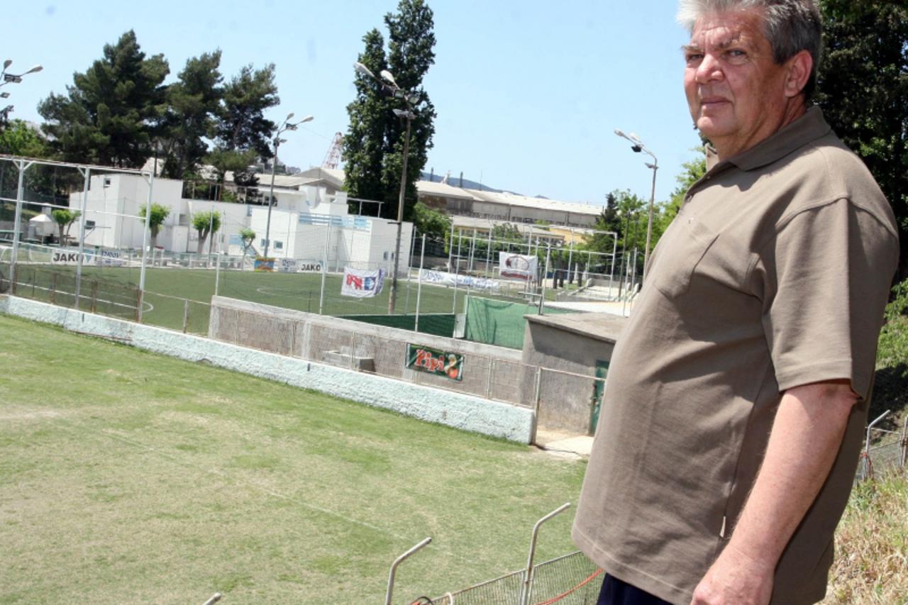 'unutrasnja 08.05.08 salonit..grgo mandic u prvom planu a u drugom igraliste i cjevi od azbesta.... foto:nino strmotic'