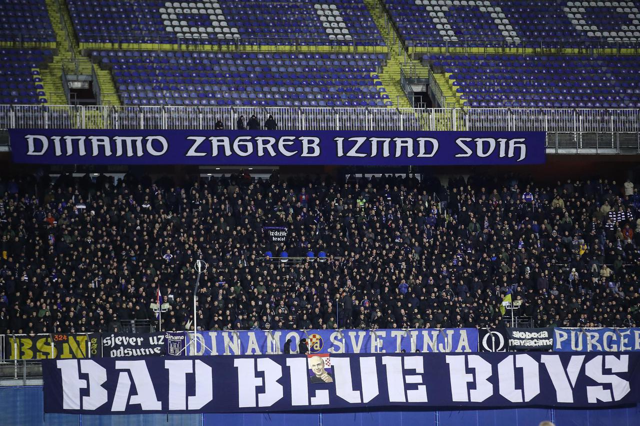 Navijači na tribinama prate susret Dinama i Osijeka