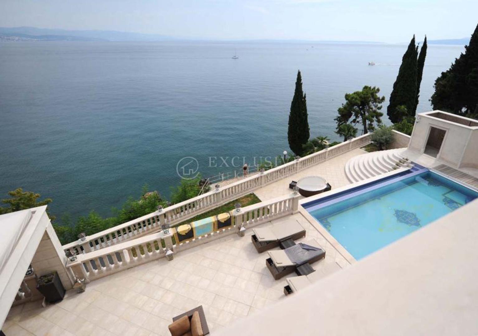 Vila ukupne površine 1.354 četvorna metra smještena je na parceli od 1.009 četvornih metara, a raspolaže s pet stambenih jedinica, bazenom, wellness zonom i fitness prostorom.

