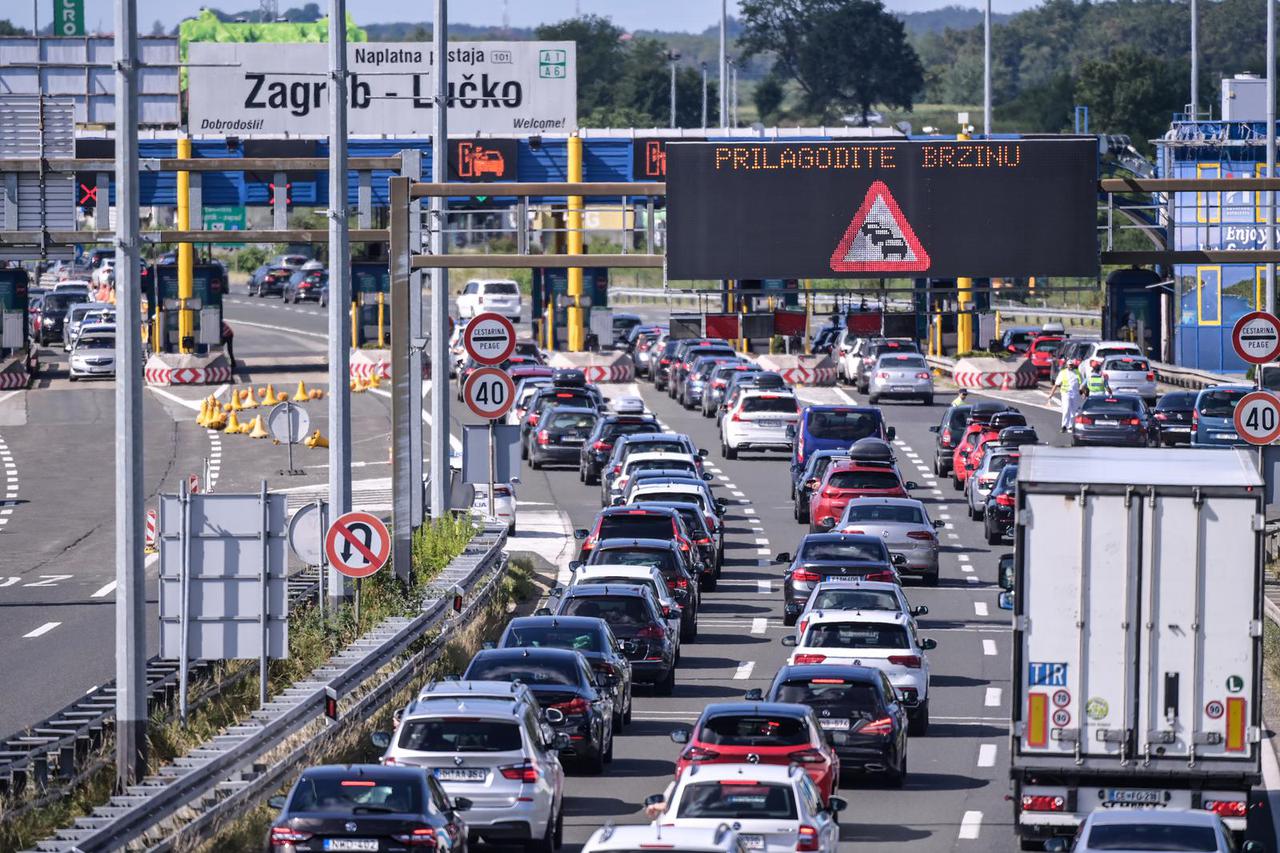 Gužve na naplatnoj postaji Lučko u smjeru mora