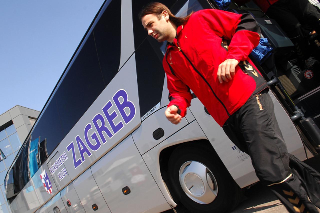 'za sport.....20. 10. 2009. MAN centar, Hrvatski Leskovac, Zastavnice 25a/Rukometni klub Croatia osigiranje preuzima svoj novi autobus/ivano balic izlazi iz novog autobusa Photo: Zeljko Hladika/Vecern