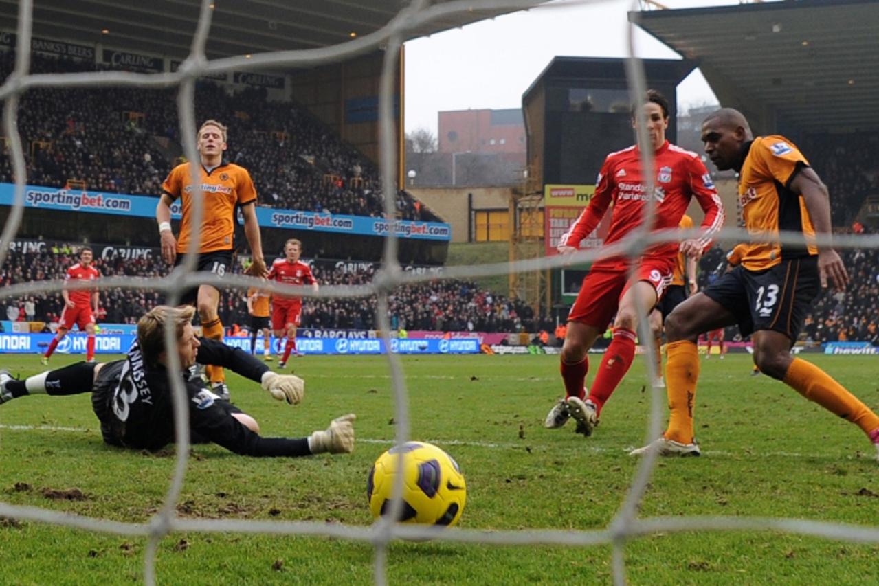 \'Liverpool\'s Spanish striker Fernando Torres (2nd R) scores the opening goal past Wolverhampton Wanderers\' Welsh goalkeeper Wayne Hennessey (L) during the English Premier League football match betw