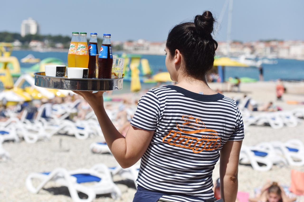 Konobarica na plaži