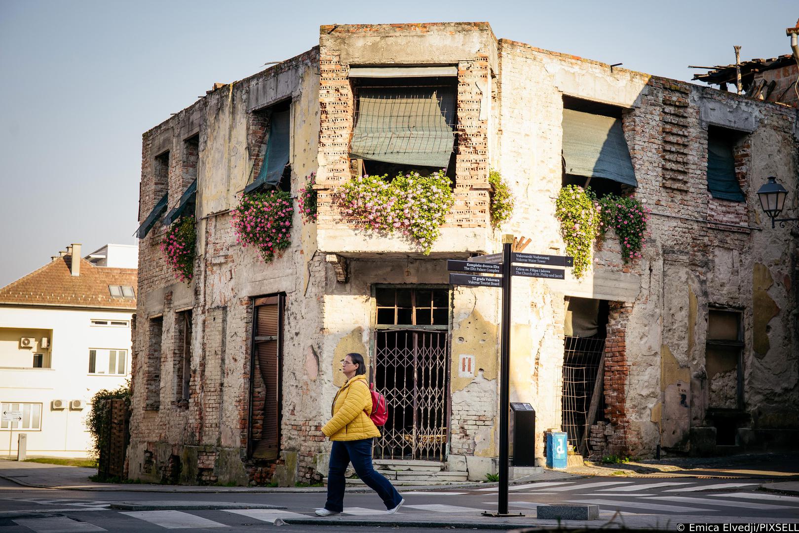 27.10.2021., Vukovar - Vukovar-mjesto posebnog domovinskog pijeteta. Blizi se 30. godisnjica okupacije Vukovara i suzivot se polako vraca u ovaj grad iako su ratne rane jos uvijek prisutne. U samom centru grada vidljivi su kontrasti obnovljenih i neobnovljenih zgrada.