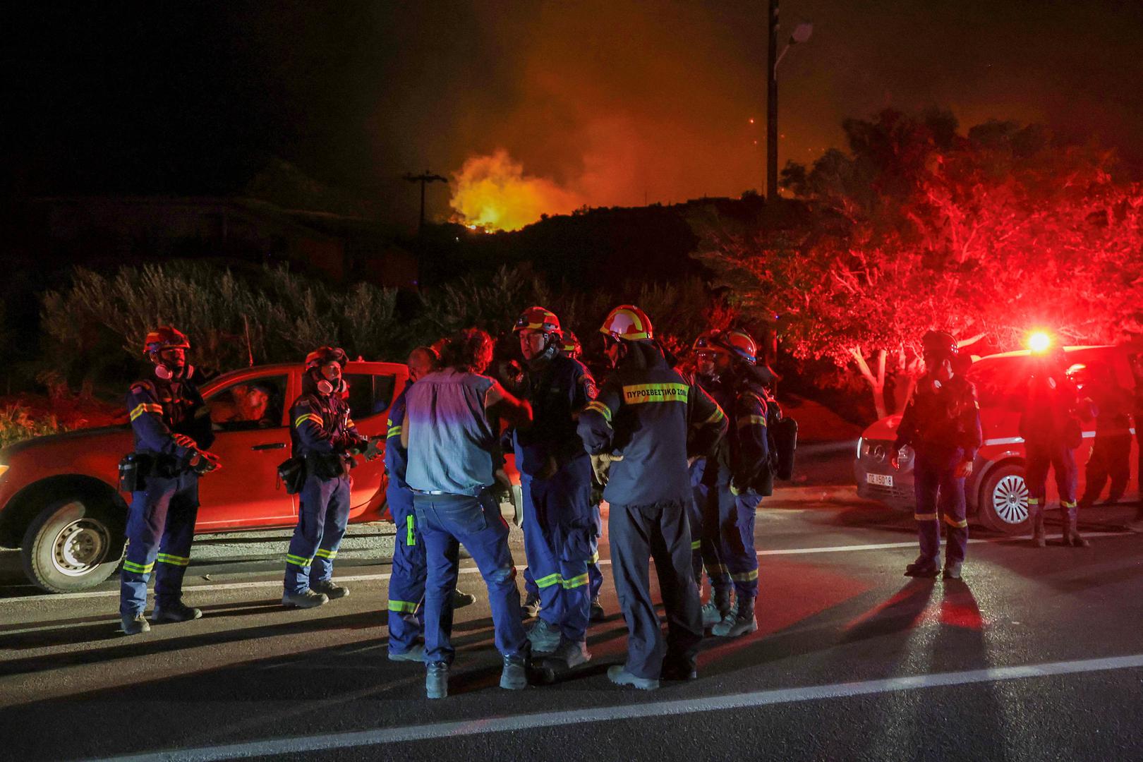 Grčka, smještena na najjužnijem dijelu Europe, često je pogođena požarima tijekom svojih vrućih i suhih ljeta, ali vlasti krive brzo mijenjajuću se klimu za poticanje razornijih požara posljednjih godina.U srijedu navečer, grčki vatrogasci također su pokušavali ukrotiti požar na otoku Kitiri i još jedan požar u sjevernoj regiji Halkidiki, koji je bjesnio bez kontrole.