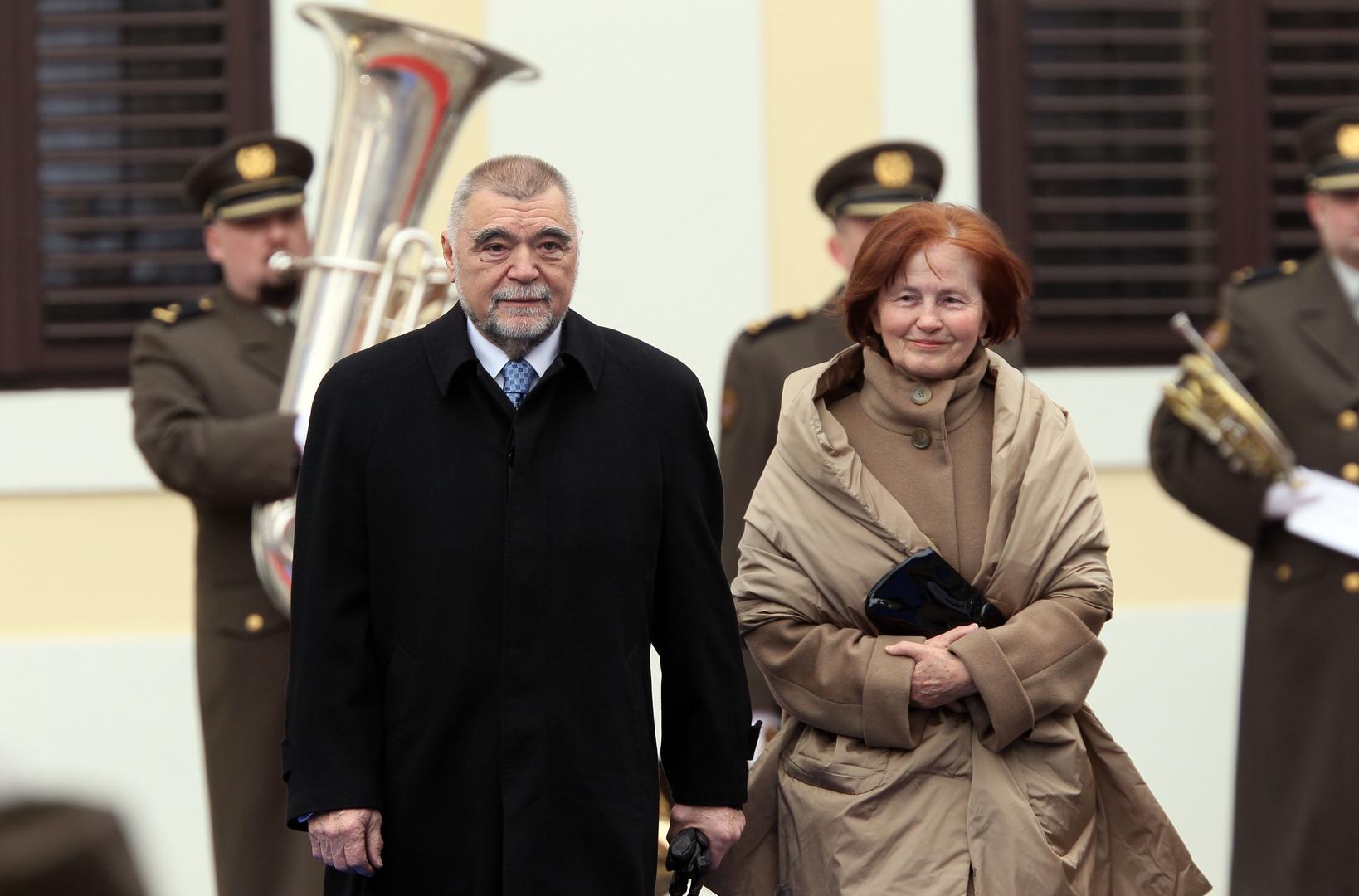 18.02.2010.,Zagreb - Hrvatski predsjednik Stjepan Mesic sa suprugom Milkom odlazi iz Ureda Predsjednika na svecanost inauguracije treceg hrvatskog predsjednika Ive Josipovica, koja ce se odrzati na Trgu sv. Marka u Zagrebu. Photo: HINA/POOL/Damir Sencar/PIXSELLr"n