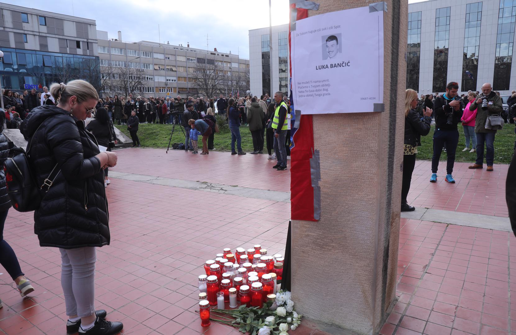 28.02.2024., Split - ispred Zupanijskog suda u Splitu odrzan je mirni prosvjed 'danas Luka, sutra JA' u cast tragicno preminulom 22-godisnjem Luki Bancicu. Photo: Ivo Cagalj/PIXSELL Photo: Ivo Cagalj/PIXSELL