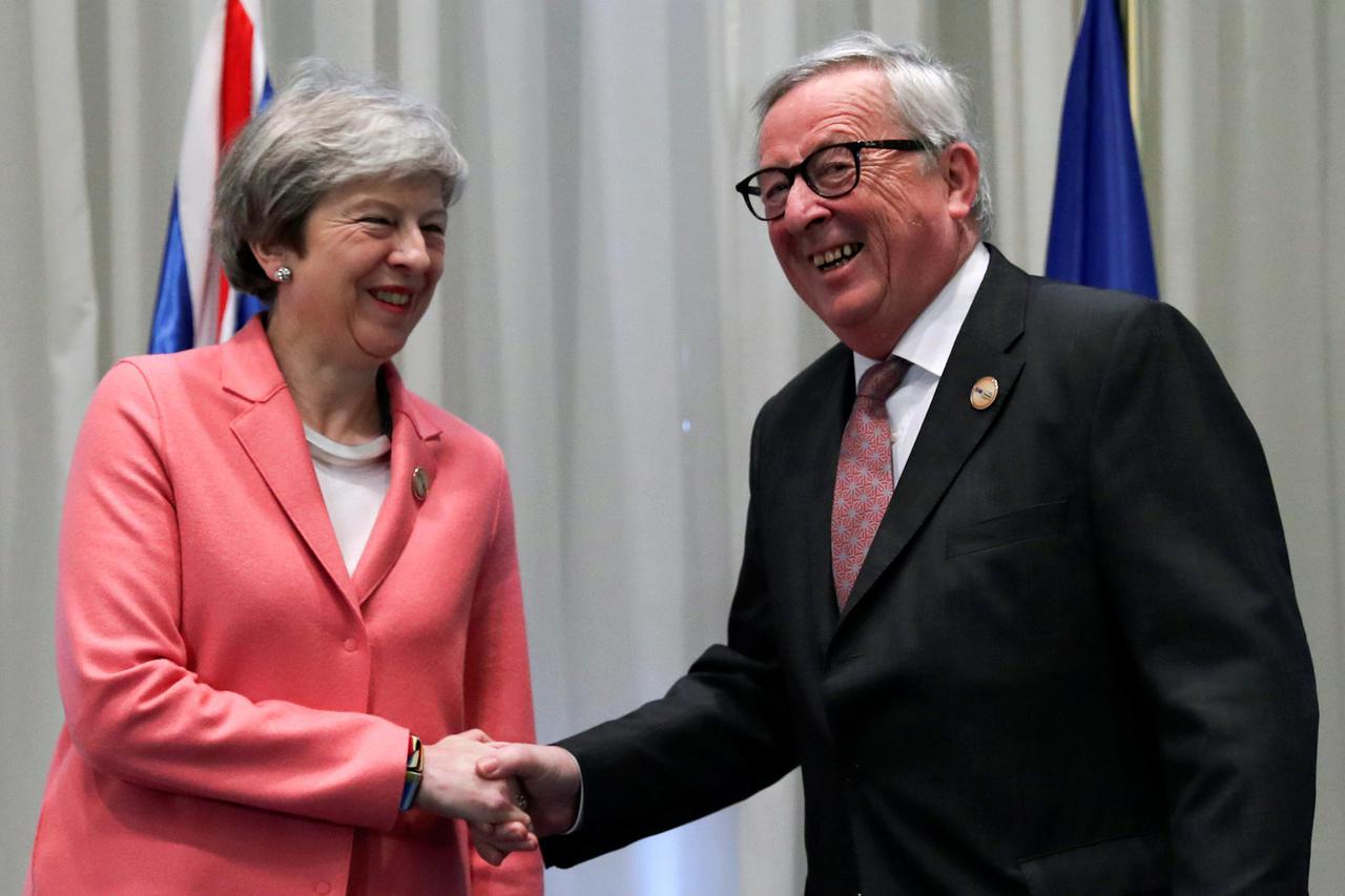 Britanska premijerka Theresa May iskoristila je i skup u Egiptu da razgovara o Brexitu, između ostalih, i s Jean-Claudeom Junckerom