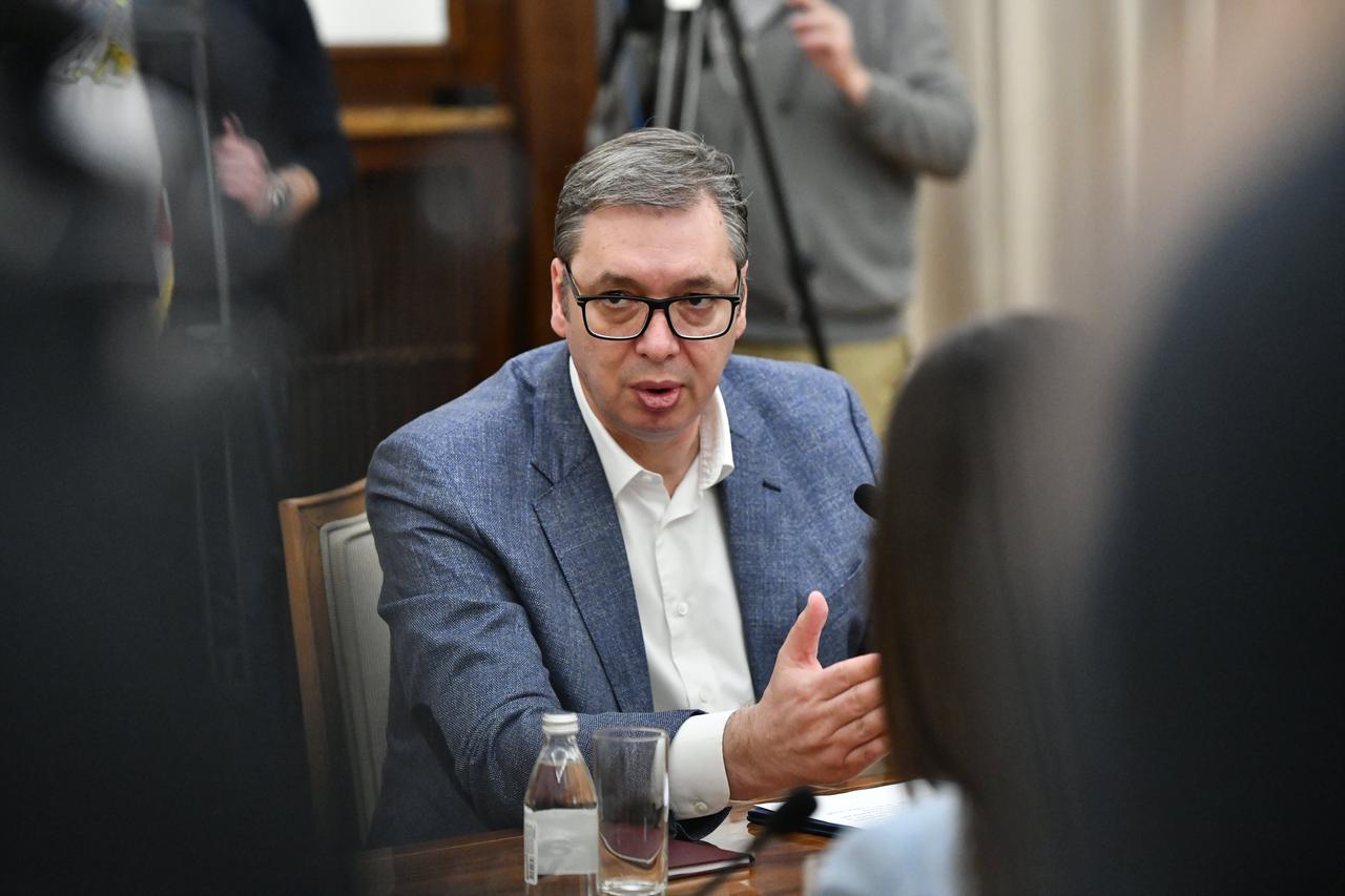 Beograd: Aleksandar Vučić sastao se sa studentima koji žele učiti