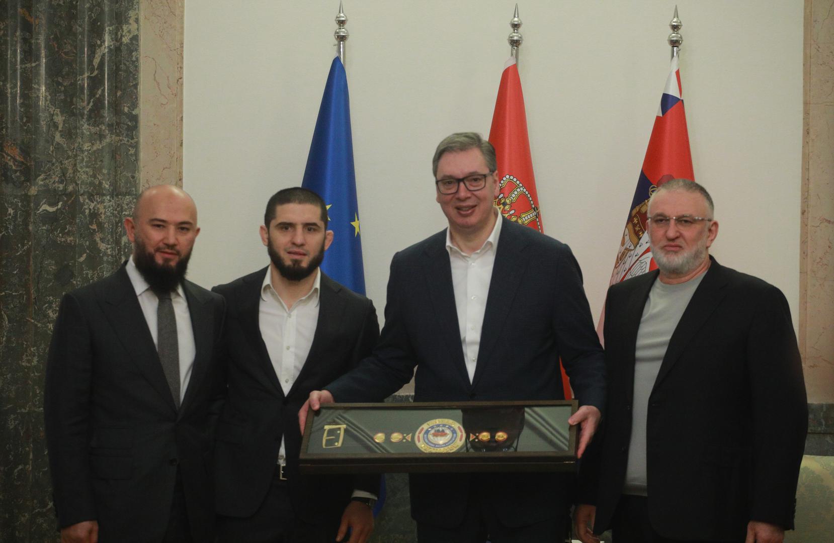 Dagestanac mu je zauzvrat poklonio rukavice iz borbe u kojoj je osvojio drugu UFC titulu, no topla dobrodošlica i kurtoazni pokloni ubrzo su pali u drugi plan.