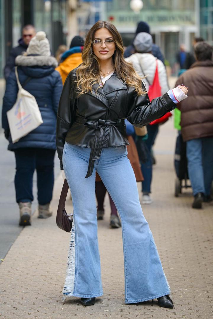 Sada se pojavila i na zagrebačkoj špici gdje je prošetala u jednostavnoj kombinaciji - trapericama i kaputu, a kosu je imala raspuštenu te je spremno pozirala. 