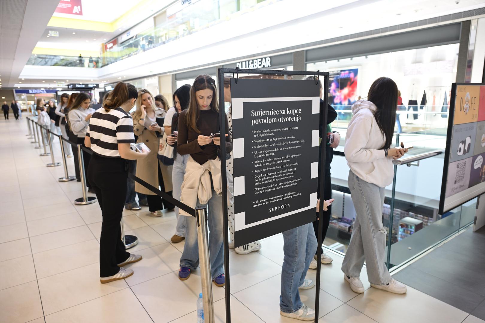 Najveći adut Sephore ipak leži u ekskluzivnom asortimanu. S povratkom na hrvatsko tržište, najavljen je dolazak nekih od najpopularnijih svjetskih brendova koji su dosad bili dostupni samo putem online narudžbi ili kupovinom u inozemstvu. Na policama će se tako naći proizvodi o kojima se neprestano priča: Fenty Beauty by Rihanna, Rare Beauty by Selena Gomez, Huda Beauty, Charlotte Tilbury i Glow Recipe. Uz ove gigante, najavljen je i dolazak brenda Rhode, koji potpisuje Hailey Bieber, a neizostavan dio ponude činit će i kultni proizvodi iz vlastite linije Sephora Collection. 