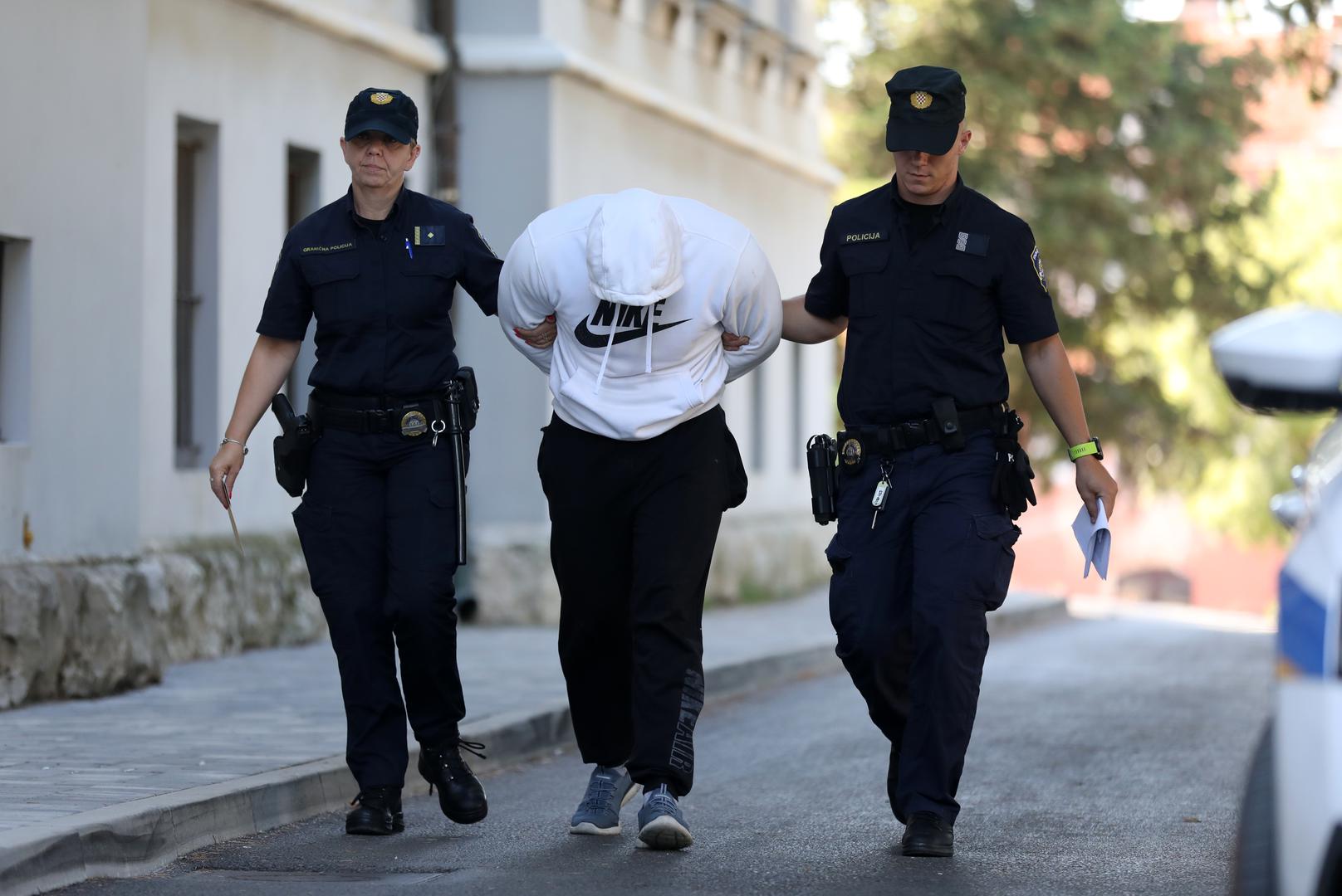 starska policija kazneno je prijavila još četvoricu muškaraca (21, 23, 27 i 50 godina) zbog sumnje da su sudjelovali u napadu na 19-godišnjeg slovenskog državljanina ispred noćnog kluba u Poreču u noći s četvrtka na petak. 