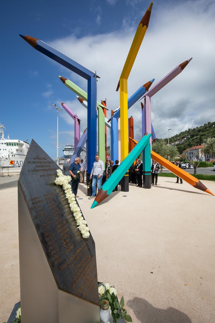 "Dijete ne zna da boja može nositi bol. Dijete samo crta. Kuću, majku, oca, brod, pticu, put i sebe negdje nasred papira. Ovdje je bilo 15 djece, 15 ruku, 15 pogleda, 15 svjetova koji su tek počeli birati svoje boje. Zato ovdje stoje olovke, ne znakovi rata, mačevi, topovi... Nego olovke u bojama djetinjstva", kazao je  autor spomenika Dalibor Stošić
