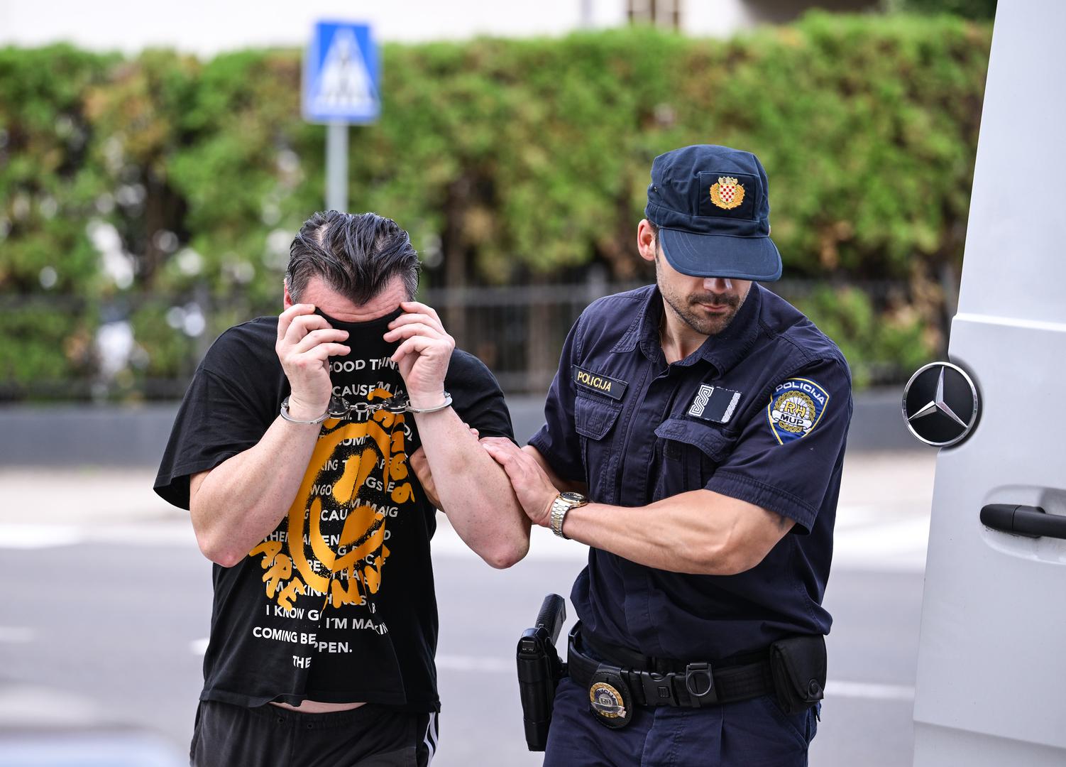 Riječ je o Filipu P. (29), Franji D. (43), Mateju Č. (28) i N. T. (19), koji su nakon dvije noći u policijskom pritvoru privedeni na ispitivanje u nadležno državno odvjetništvo. 