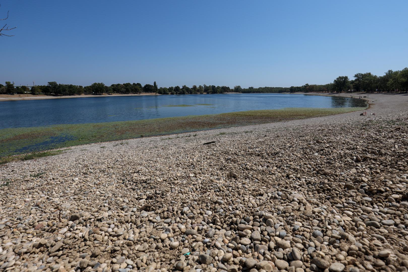 Zagrebačko jezero Jarun ovog je ljeta zabilježilo ekstremne vrijednosti. Tijekom monitoringa na SRC-u Jarun izmjeren je rekordno nizak vodostaj, koji je pao čak 250 centimetara, dok je temperatura vode na površini dosegnula nevjerojatnih 31,1 °C.