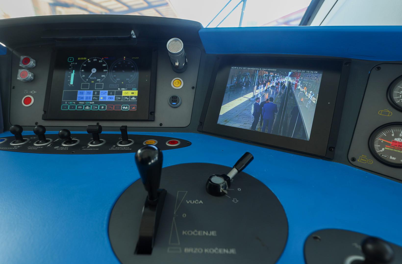 Baterijski vlak opremljen je rampama i toaletima prilagođenima osobama s invaliditetom, prostorom za bicikle, videonadzorom, ekranima, sustavom audio i vizualnih najava te besplatnim WiFi-jem. Ima 113 sjedećih i 114 stajaćih mjesta, a baterije mu se pune u punionicama u najviše 30 minuta.  Maksimalna brzina vlaka je 120 km/h.