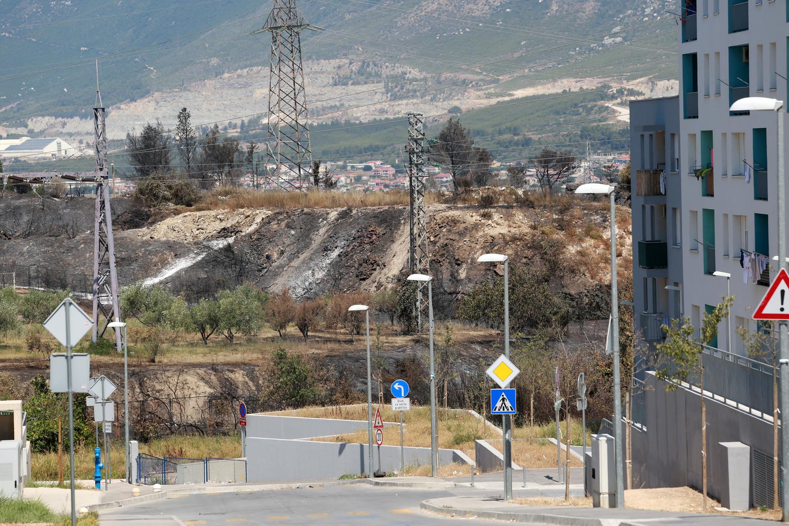 Požar je stavljen pod kontrolu samo nekoliko metara od zgrada. 