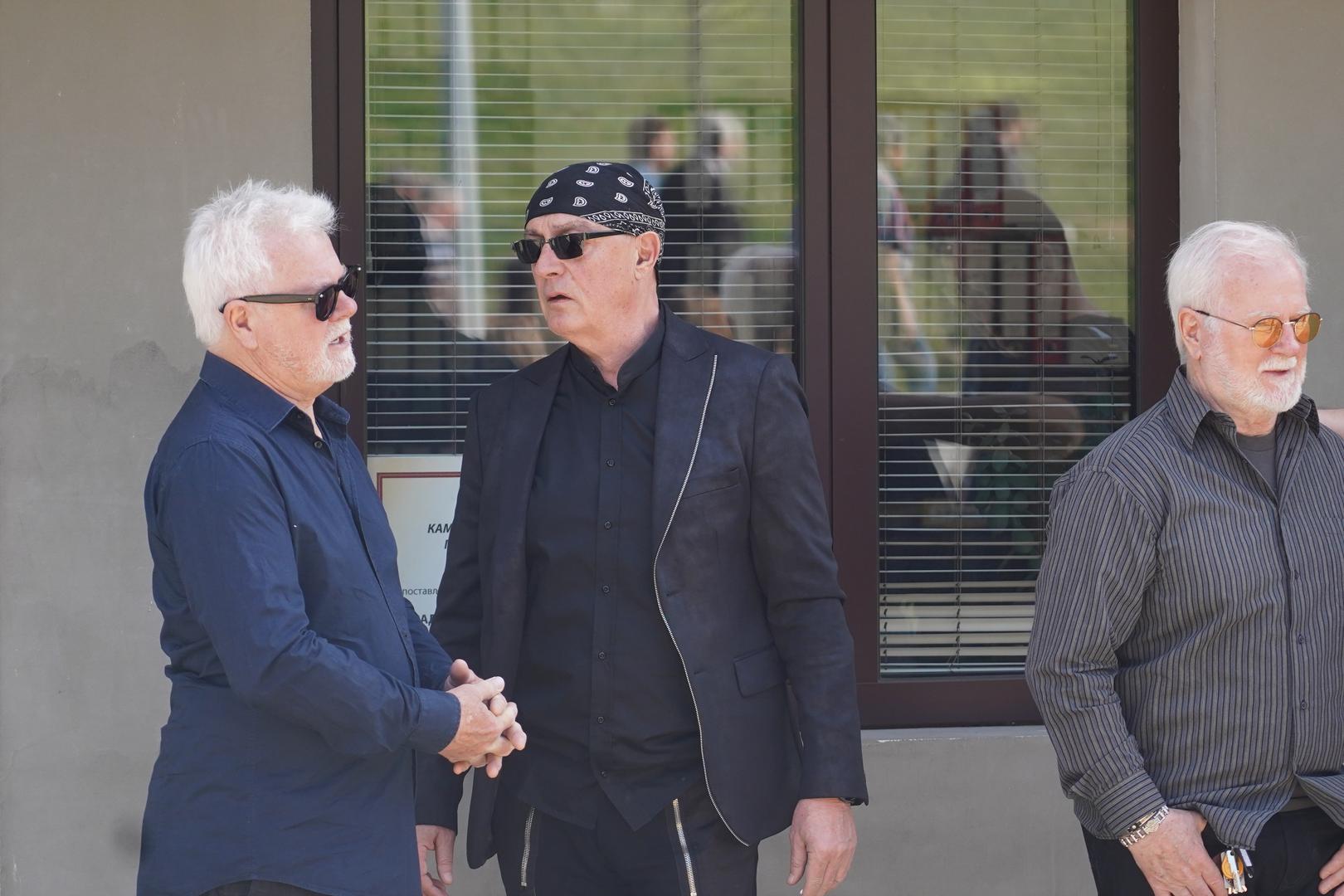 - Puno smo se družili, bila si pravi prijatelj i kolegica. Nisam mislio da ćemo se ovako brzo rastati. Nas dvoje smo darovali ljudima predivne stihove jedne pjesme, balade, kojom smo se vezali i zauvijek ostali u srcima svih koji su nas voljeli i vole. 