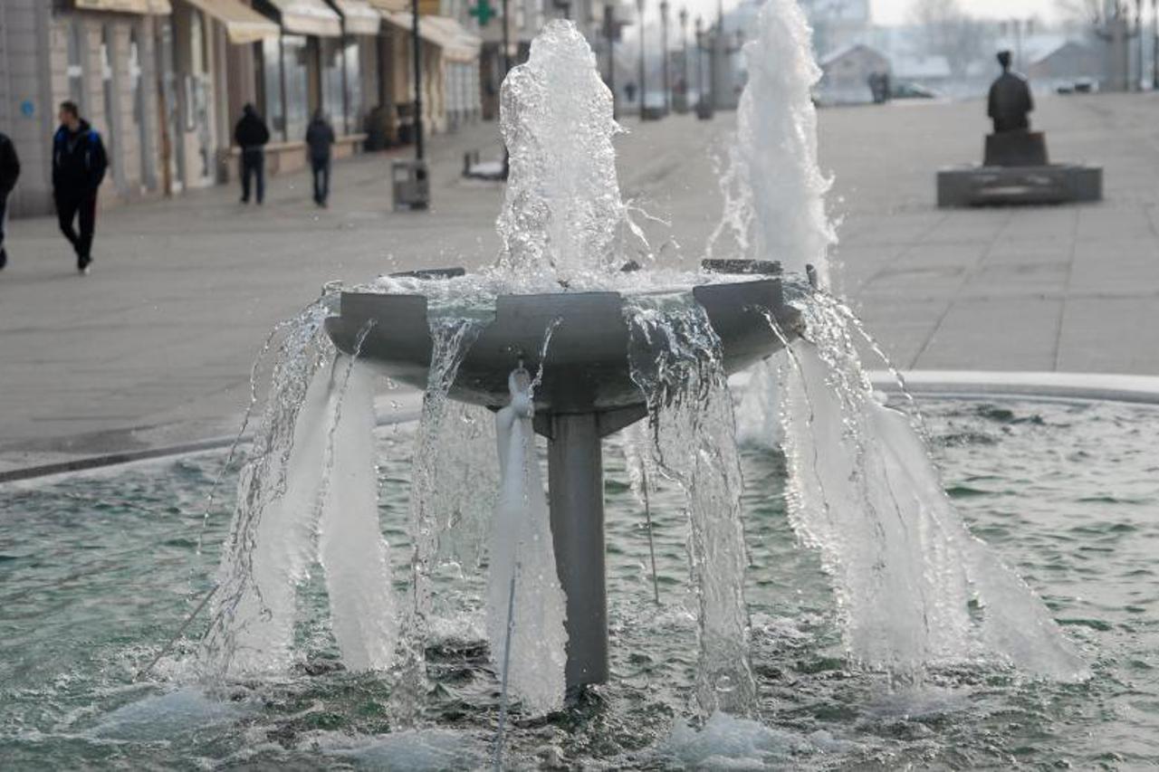 Niske temperature zamrznule fontane u S. Brodu