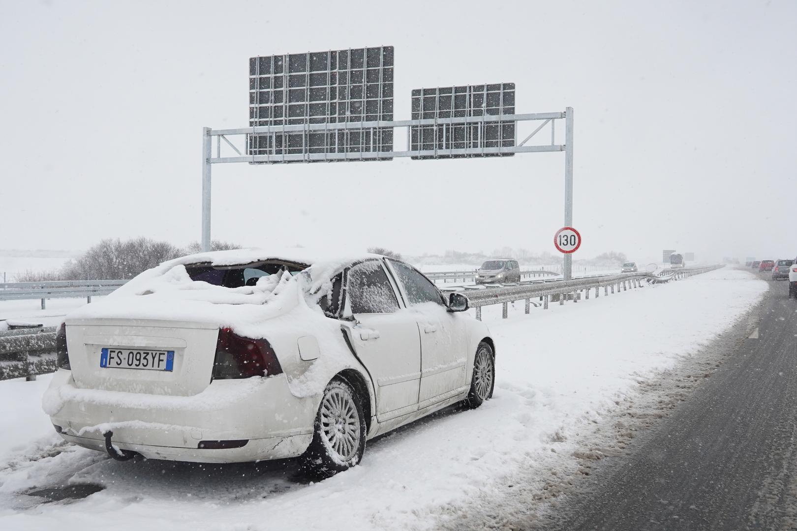 Nesreći su očito kumovali loši uvjeti na cestama s obzirom da u tom dijelu Slavonije pada snijeg te su ceste mokre i skliske.