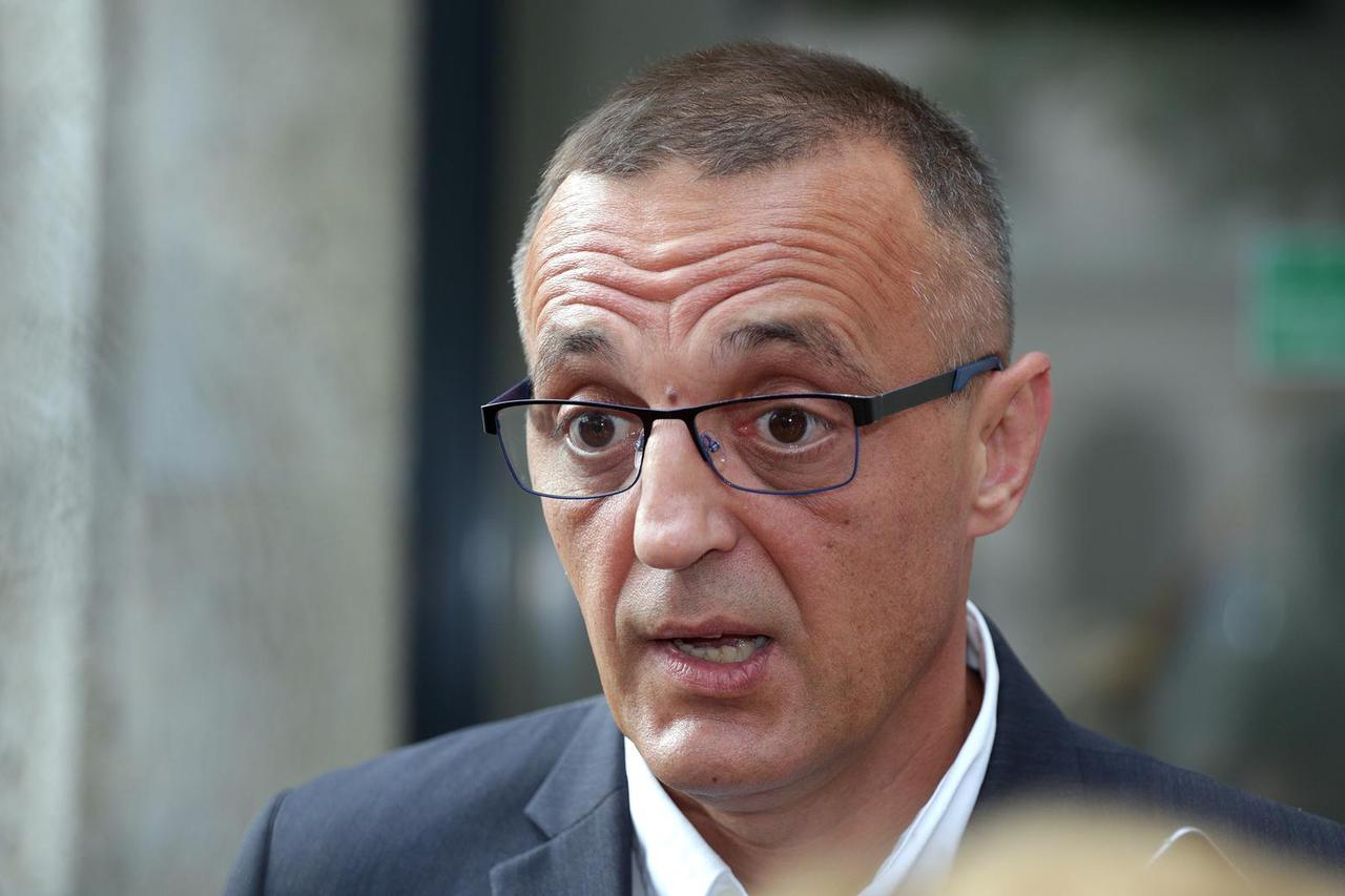 Zagreb: Ispred središnjice Hrvatskih šuma medijima se obratio Tihomir Jakovina