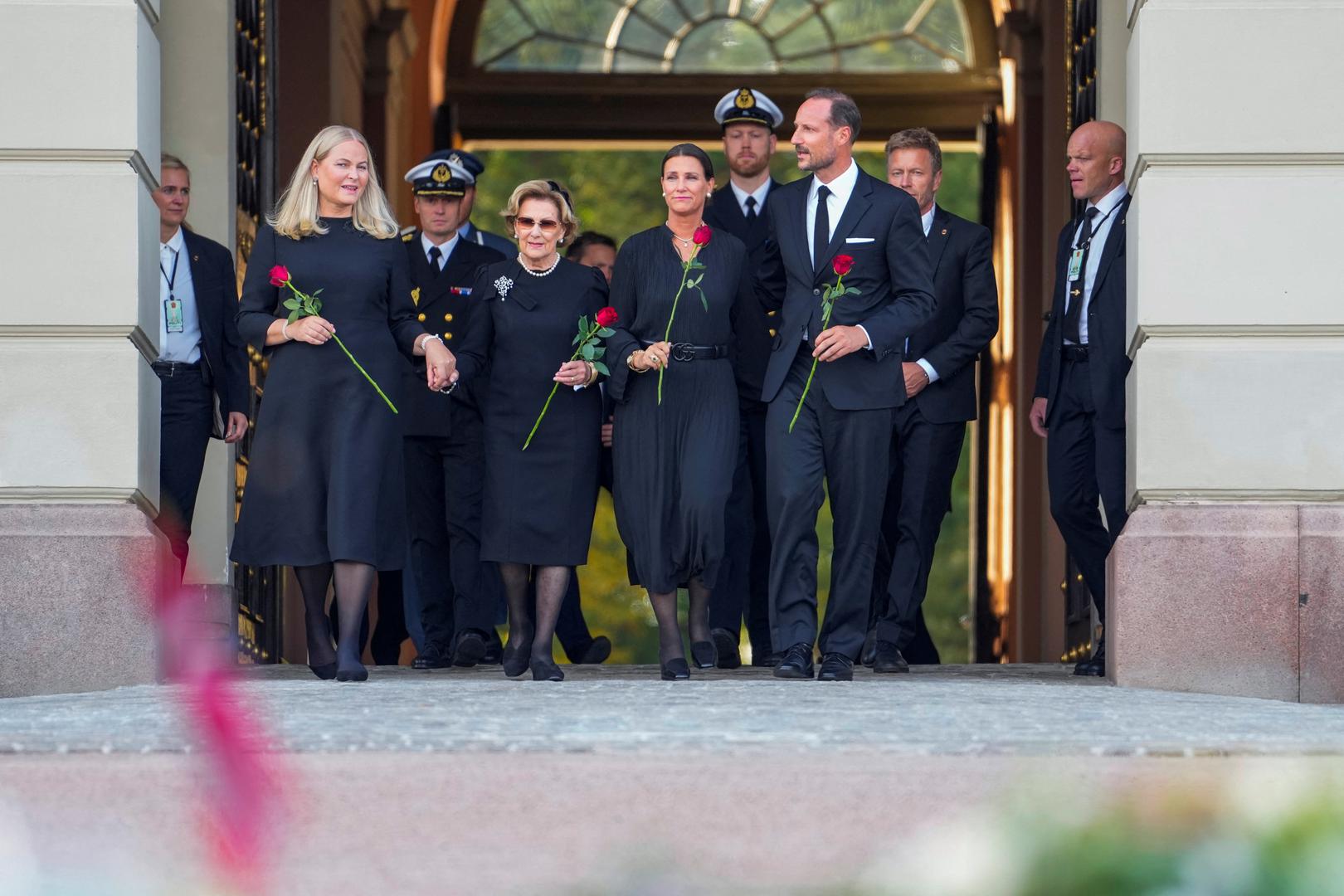 U povorci uz lijes bili su kralj Haakon VIII., prijestolonasljednica Ingrid Alexandra, Haakonova sestra Märtha Louise te ostali članovi kraljevske obitelji, među njima i Marius Borg Høiby, sin kraljice Mette-Marit.