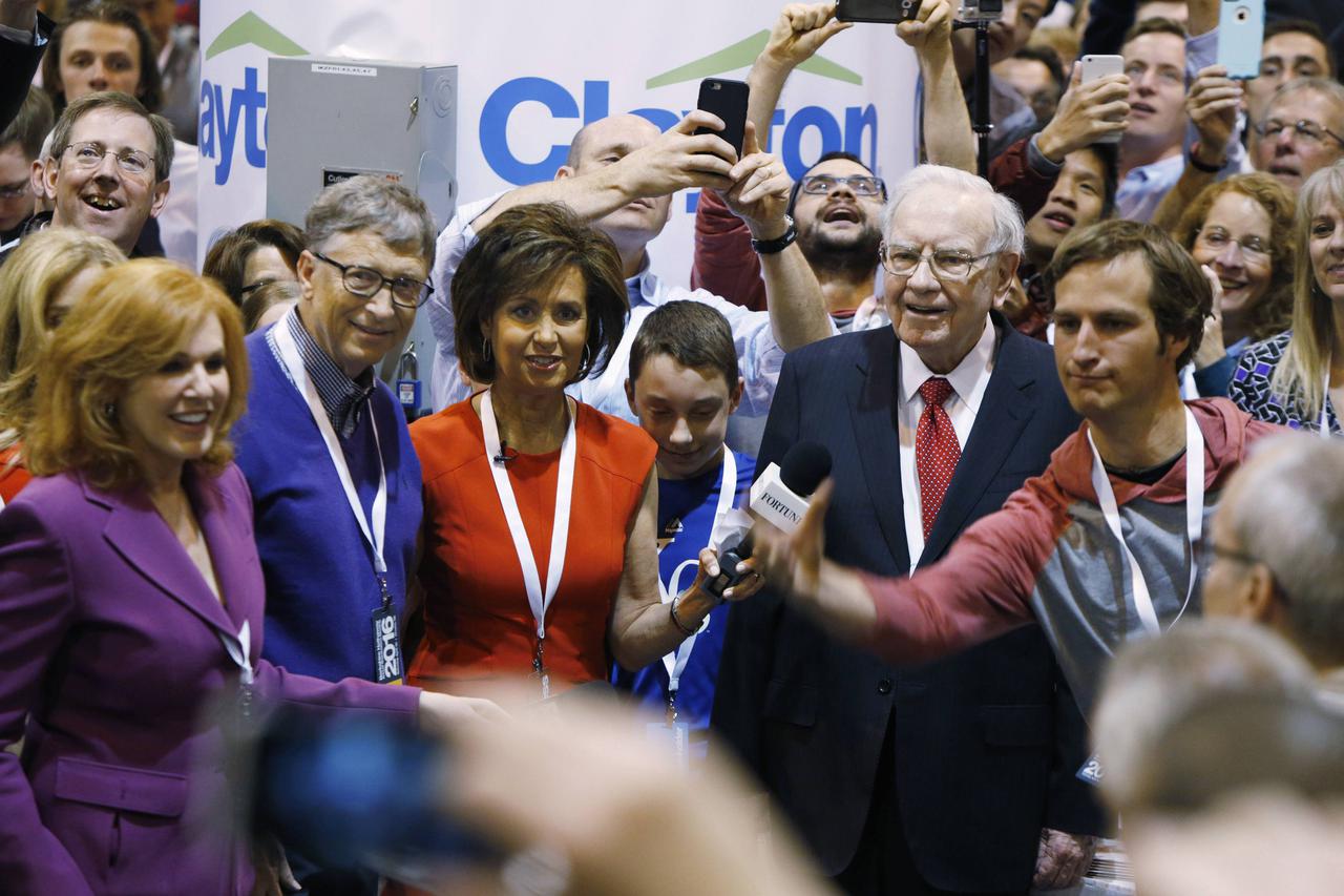 Bill Gates and Warren Buffett participate in the newspaper tossing challenge at the Clayton Home in the exhibit hall during the Berkshire Hathaway Annual Shareholders Meeting at the CenturyLink Center in Omaha, Nebraska, U.S. April 30, 2016. REUTERS/Ryan 