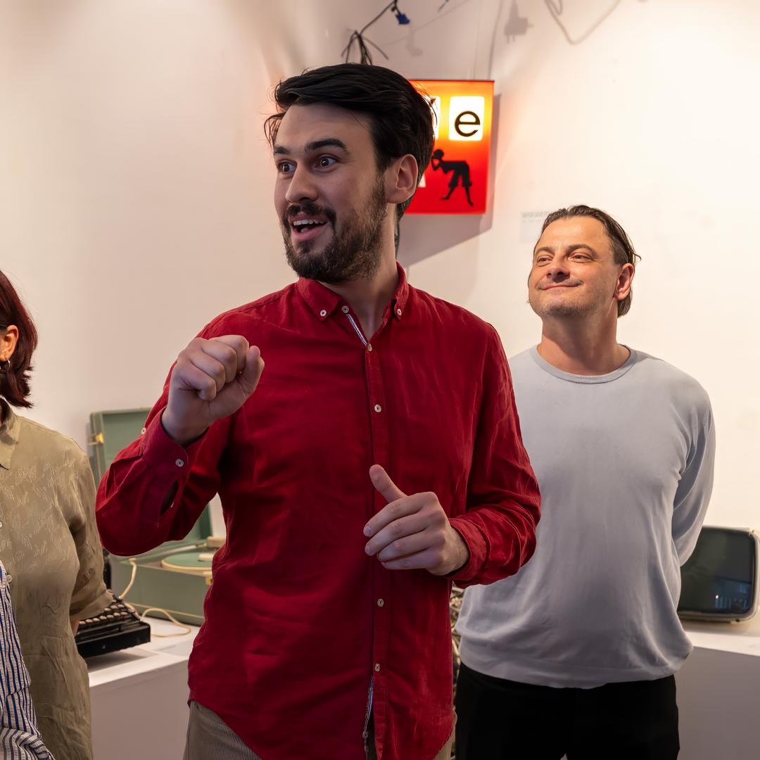 "Vrlo je zanimljivo i nismo navikli vidjeti ovoliko ljudi na autorskoj strani" istaknuo je Mate Marić, voditelj MUO Galerije, kustos izložbe te jedan od voditelja projekta, povodom otvorenja izložbe. "Želim se zahvaliti svima koji su poduprli ovaj projekt, koji nije financiran iz budžeta za izložbe grada Zagreba, već kao eksperimentalni program u kulturi. To znači da autori nisu nužno povjesničari umjetnosti i kustosi. Među njima su i studenti Akademije likovnih umjetnosti, kroatisti, grafički i produkt dizajneri, lingvisti, studenti sa tekstilnog fakulteta, kao i jedna maturantica. Dakle, otvorili smo zbirke grafičkog i produkt dizajna Muzeja za umjetnost i obrt mladim ljudima koji su iz njih oblikovali izložbu. Ova je izložba nastajala kroz tjedne i tjedne naših sastanaka i druženja", objasnio je Marić. "Želim zahvaliti Željki Miklošević na suradnji. Iz muzeja moram istaknuti Tessu Bachrach-Krištofić koja je puno pomogla u facilitaciji ovog cijelog projekta, kao i Koraljku Vlajo koja je otvorila zbirke i isto tako pomogla u facilitaciji projekta. Također, restauratorima Jasminki Podgorski i Kseniji Pintar koje su podučavale naše cure s akademije o tehnikama i načinima postavljanja", zaključio je