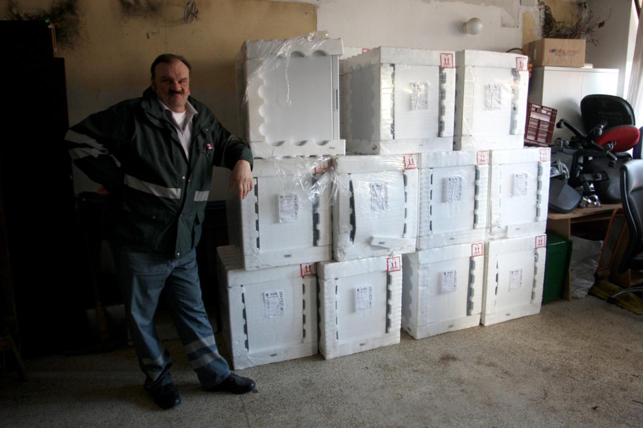 Vitrine su još uvijek zapakirane, a ima ih 20 (1)