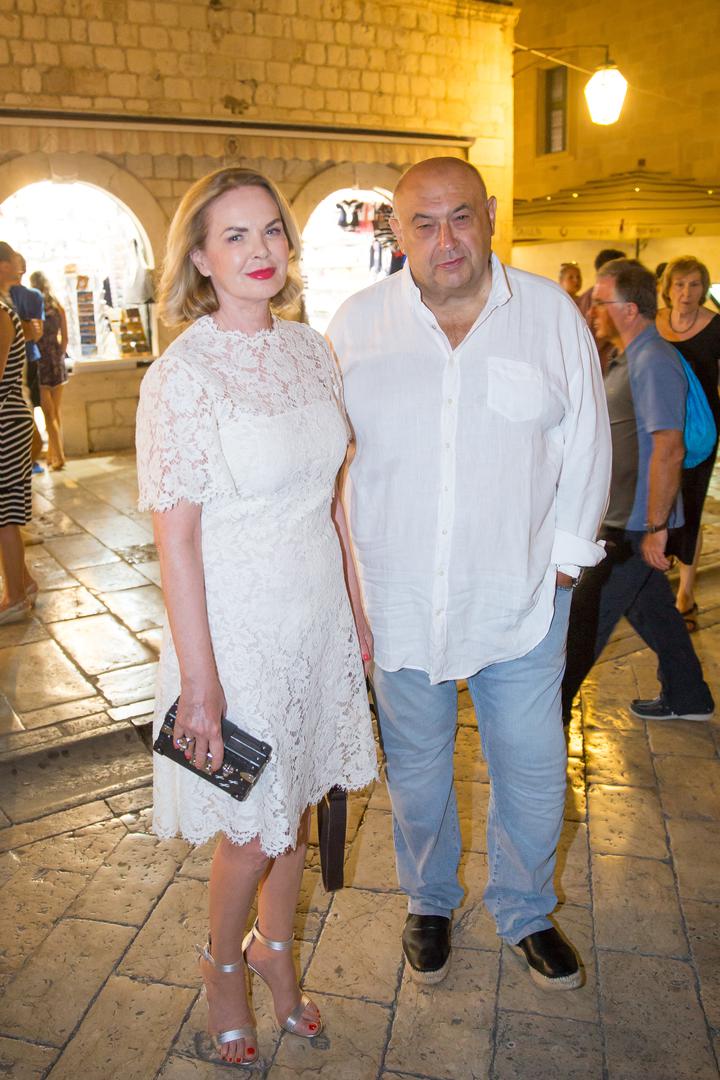 Elegantna, sofisticirana i profinjena, Jadranka Sloković je više puta dala do znanja da se i mnogo mlađe žene mogu ugledati na njezin pravi damski stil. 