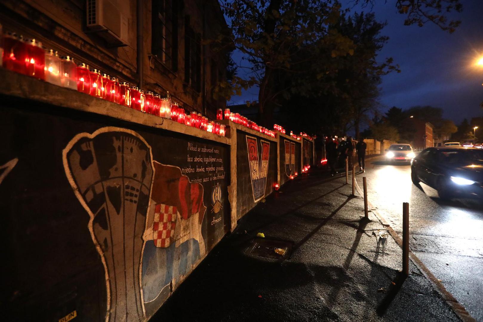17.11.2021., Rijeka - Paljenje svijeca uz mural sjecanja na zrtve Vukovara u Vukovarskoj ulici.