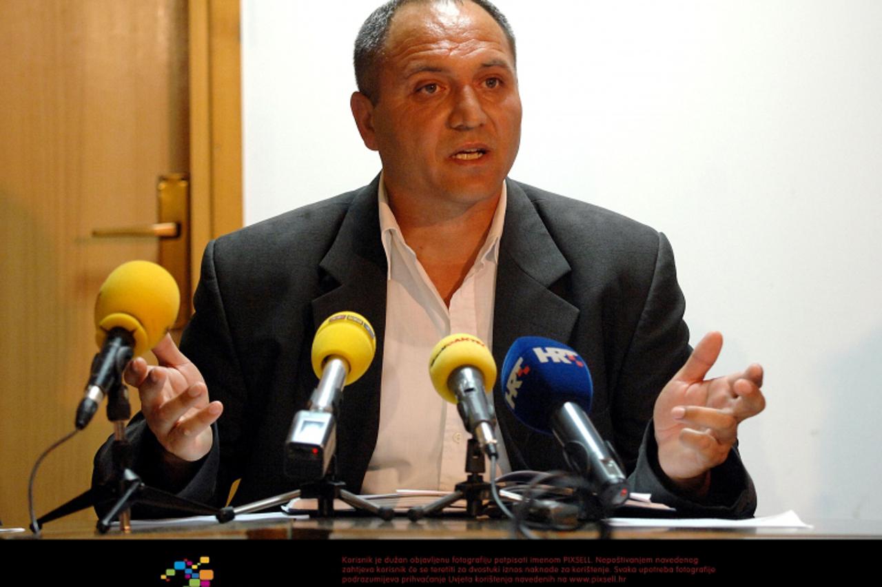 '27.5.2009., Pribislavec -  Zeljko Balog sa svojim pomagacima u prostorijama opcine organizirao je novinsku konferenciju povodom nasilja u OS Pribislavec, na kojoj je okrivio romske pomagace. Photo: V