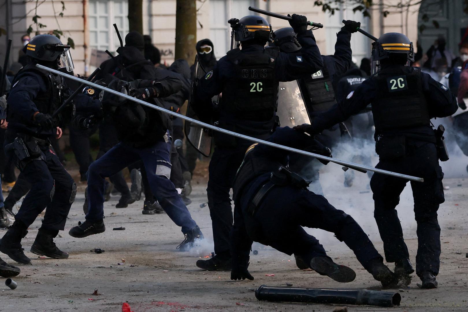 U Parizu je policijski sat uveden u području trga Place de la République i trgovačke četvrti Les Halles, od 23 sata do 6 sati ujutro. Slične su mjere uvedene ili najavljene i u drugim gradovima, među ostalim za maloljetnike.